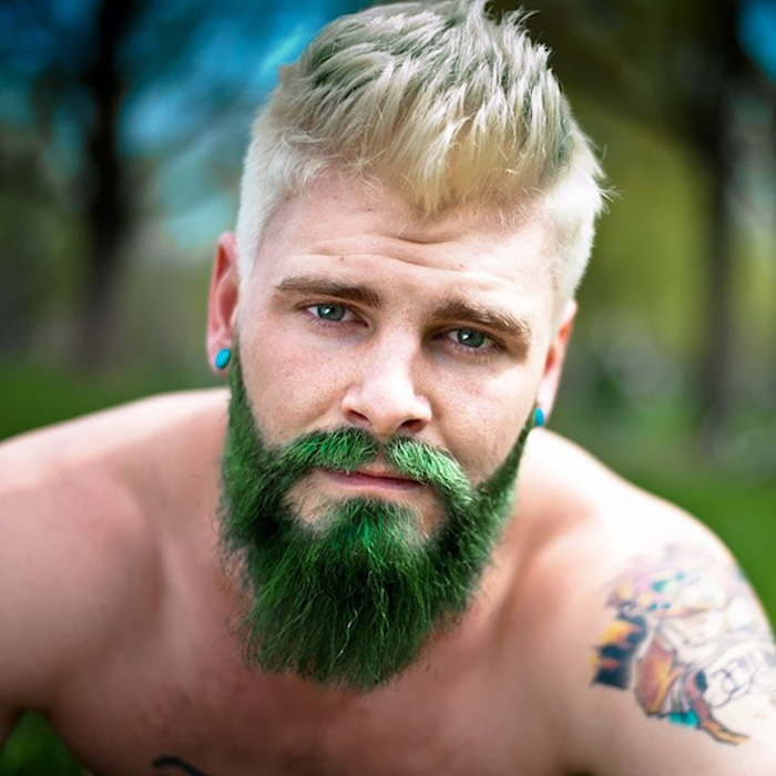 haare färben männer grüner bart blonder mann tattoo auf dem linken arm bunte tattoo idee