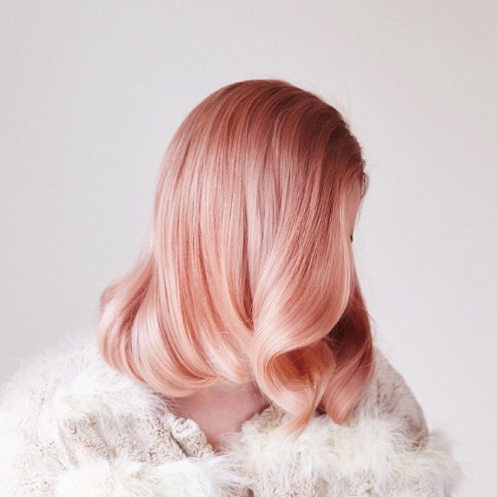 pastel haare, frau mit retro firsur mit wellen, vintage frisur, rosa-goldene haare