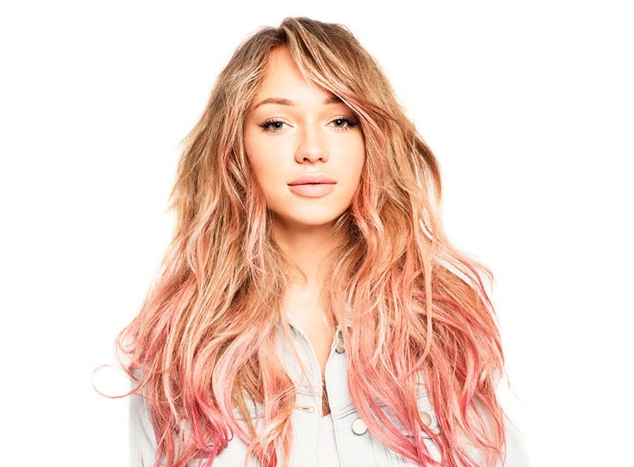 haare rosa tönen, lange hellbraune haare mit blonden highlights und rosa spitzen