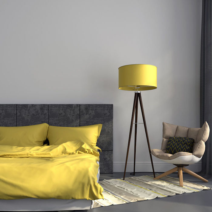 farbgestaltung im schlafzimmer graue wandfarbe gelbe bettdecke und lampe kontraste 