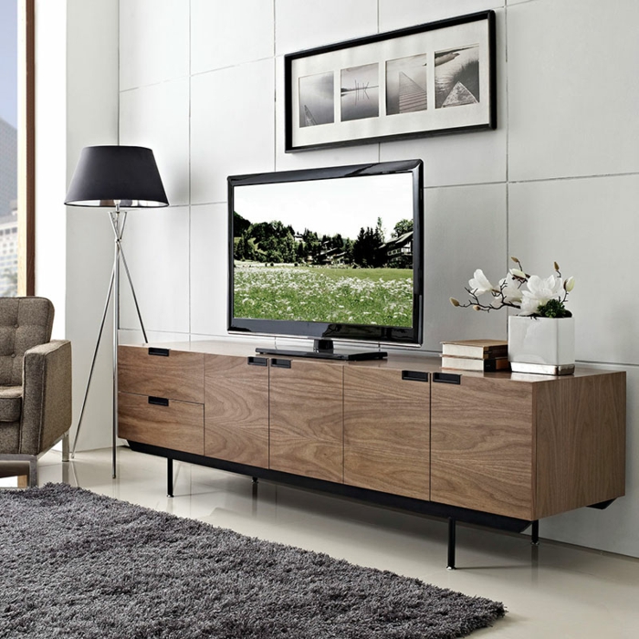 Fernseher-Sideboard aus Holz, schwarze Stehlampe mit drei Beinen, Glasvase mit weißen Bumen