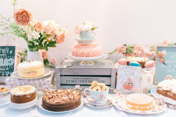 Hochzeitsfarbe auswählen, Blumen und Torten in Apricot, Porzellantassen und -Teller in zarten Nuancen
