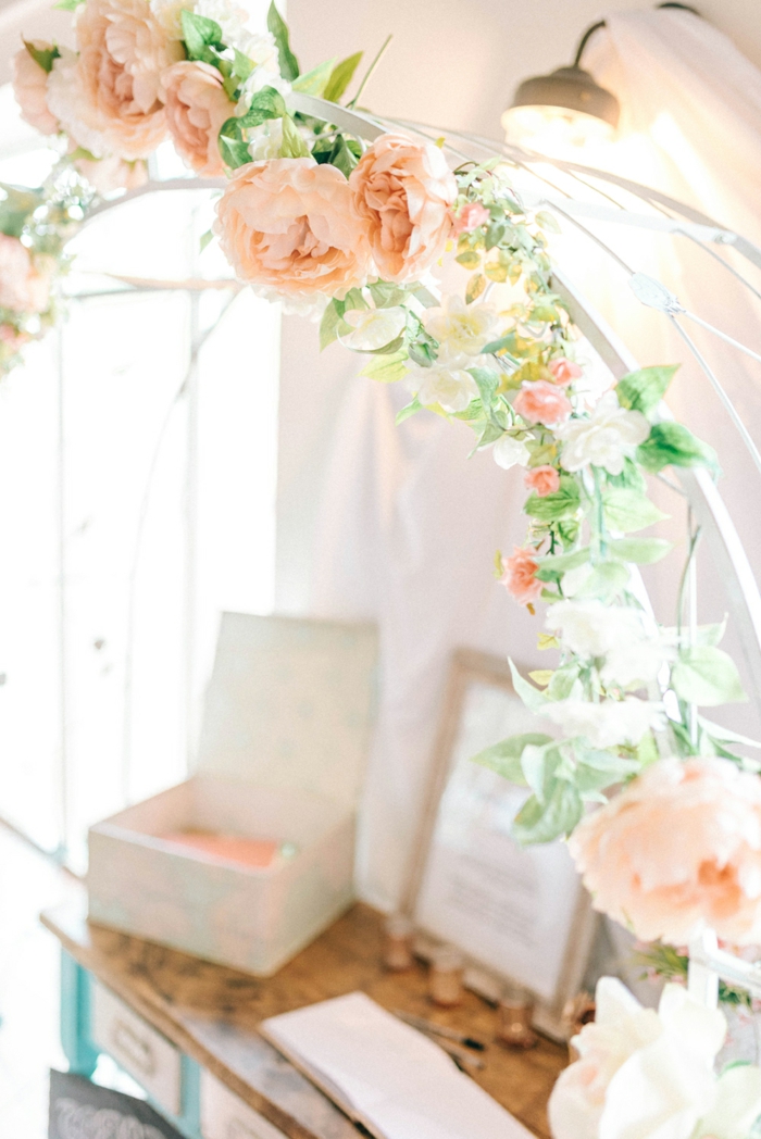 Hochzeitsdekoration in Apricot, Girlande aus Rosen, zarte Nuancen für romantische Atmosphäre