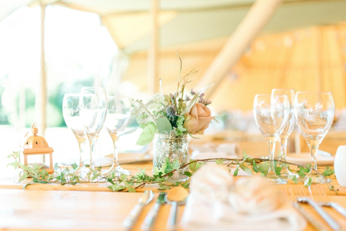Tischdekoration in Apricot, kleiner Blumenstrauß in Glasvase, zarte Nuancen für romantische Atmosphäre