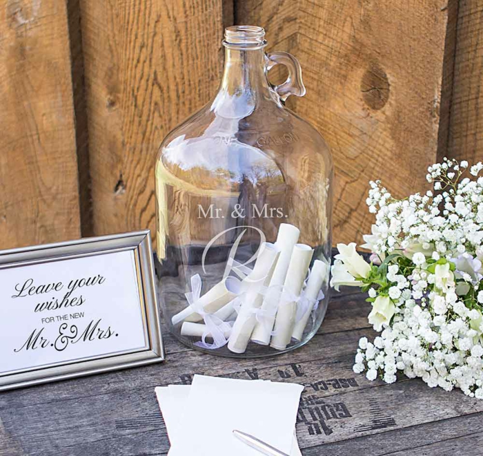 Glückwünsche oder Botschaften auf kleine Notizen aufschreiben und einrollen, in Glasflasche füllen, Idee für Hochzeitsgästebuch