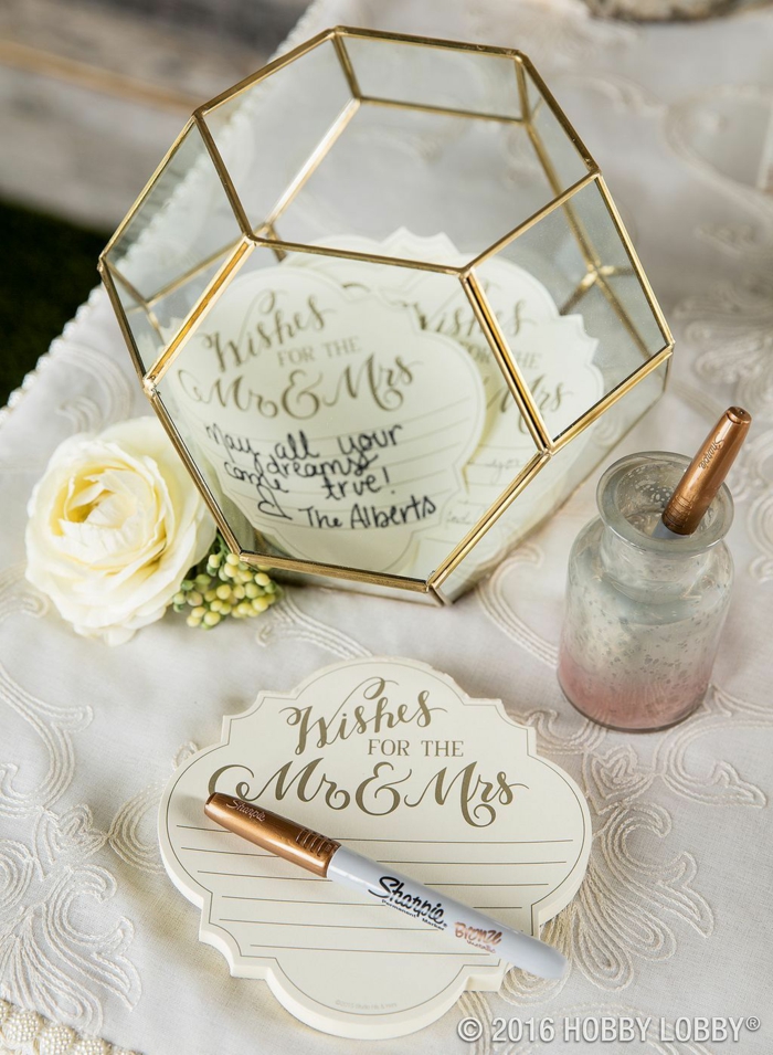 Schöne Idee für Hochzeitsgästebuch, Botschaften oder Glückwünsche auf kleine Notizen schreiben und in Glasbox füllen, weiße Rose