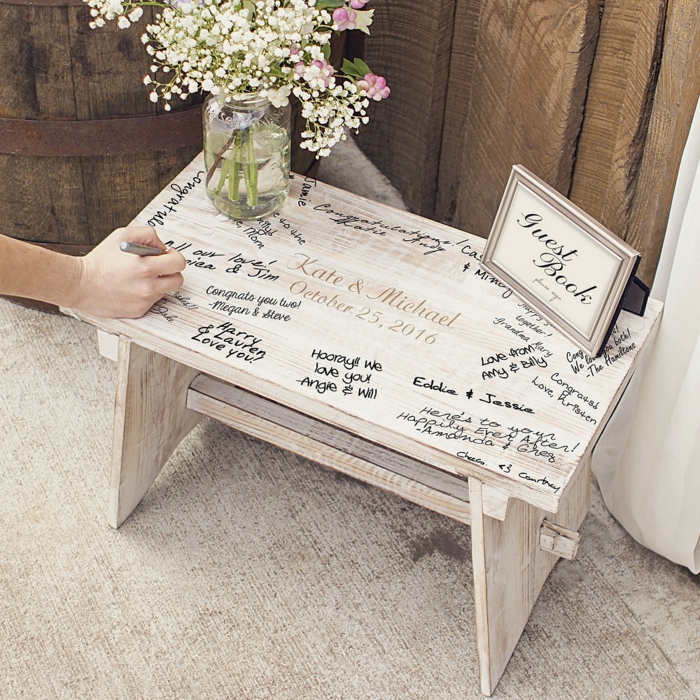 Coole Alternative zum klassischen Hochzeitsgästebuch, Glückwünsche und Hochzeitssprüche auf Holztisch aufschreiben