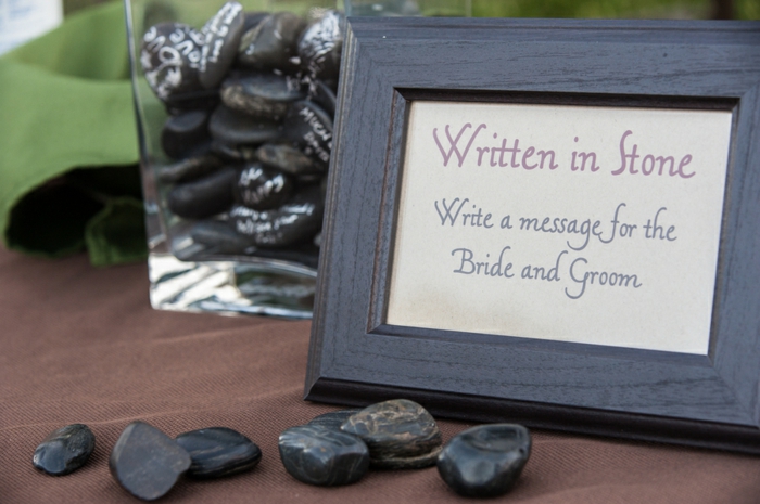 Auf schwarze Steinchen etwas schreiben oder zeichnen, coole Idee für Hochzeitsgästebuch