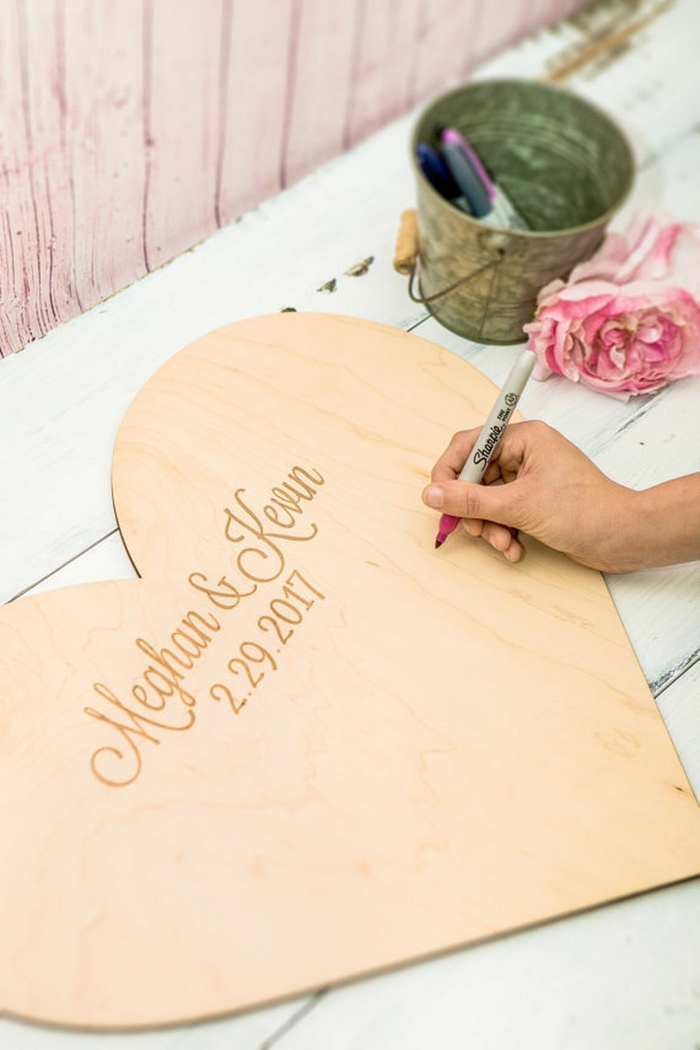 Idee für Hochzeitsgästebuch, riesiges Herz aus Holz mit Datum und den Namen der Braut und des Bräutigams