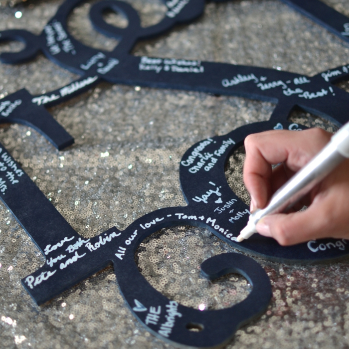 Auf riesige schwarze Buchstaben mit weißem Permanent-Marker schreiben, Idee für Hochzeitsgästebuch