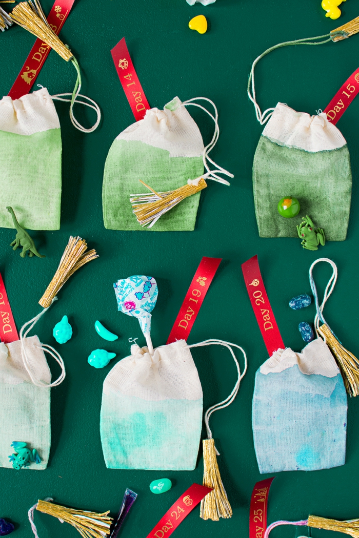 Säckchen voll mit kleinen Spielzeugen Lutschern und Bonbons, tolle Idee für selbstgemachten Adventskalender