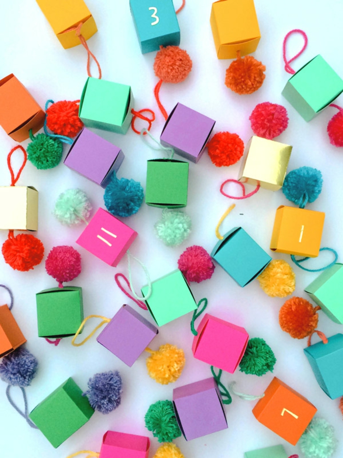 Kleine Schachteln verzieren und beschriften, mit kleinen Spielzeugen oder Süßigkeiten befüllen