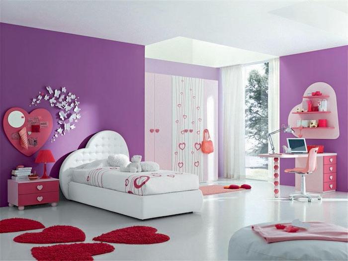 zimmer gestalten weißes zimmer mit zwei wänden in violett und pinke dekorationen herzförmige wanddeko bett design