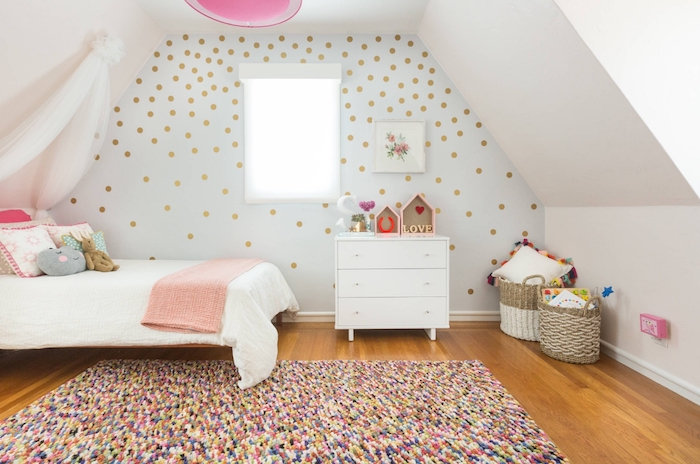 jugendzimmer set bunte teppichgestaltung traumteppich fröhliche laune im kinderzimmer golden gepunktete wand ideen mädchenhaft