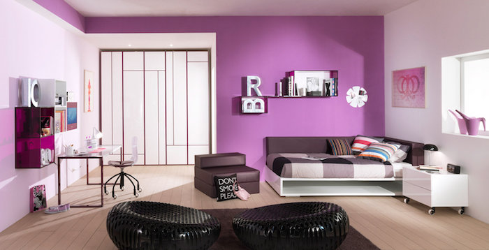 zimmer ideen lila violett schwarze sessel bett oder sofa zwei anwendungsbereiche großer kleiderschrank