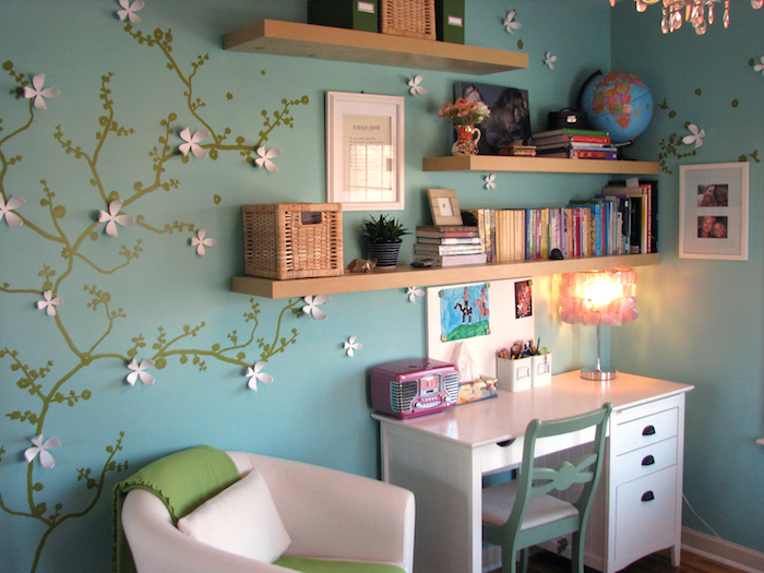 jugendzimmer blau rosa weiß gestaltung regal mit vielen büchern und eine weltkarte globus schreibtisch sessel stuhl idee