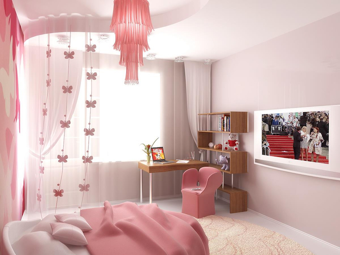 jugendzimmer komplett in rosa einrichten bett schreibtisch mit stuhl fernseher an der wand fernsehwand rosa deko schmetterlinge an den vorhängen