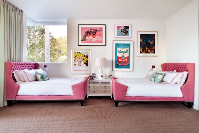 jugendzimmer komplett einrichten mäbel sofa und bett im selber dessin pinker samt und weiße wäsche wwandbilder kreative künstler ideen