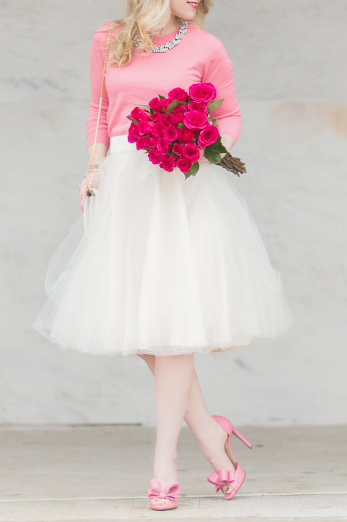 boho chic feiner stil romantisches outfit in weiß und rosa weiße tutu rosa schuhe und bluse blumenstrauß aus rosen kette