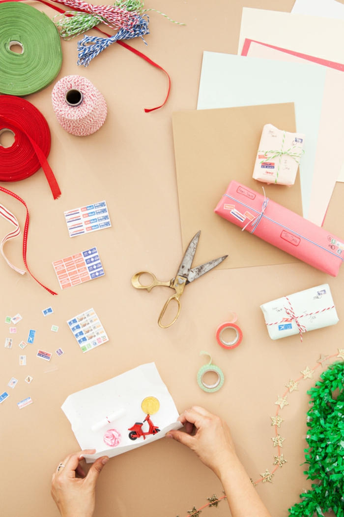 Adventskalender einfach und schnell selber machen, kleine Spielzeuge mit Papier verpacken und mit Faden verzieren