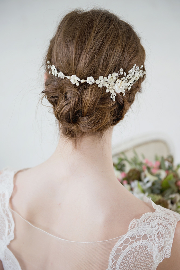 Schicke Brautfrisur zum Nachstylen, weißer Haarschmuck mit kleinen Blumen, Flechtfrisur für mittellange Haare