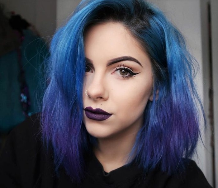 blaue haare, frau mit kurzen blauen haaren mit lila spitzen und schwarzem ansatz