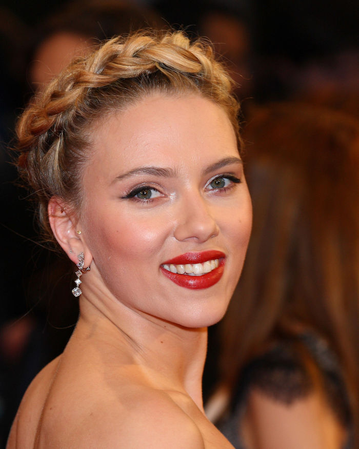 schöne Kurzhaarfrisuren von Scarlett Johansson, schöne Ohrringe, roter Lippenstift