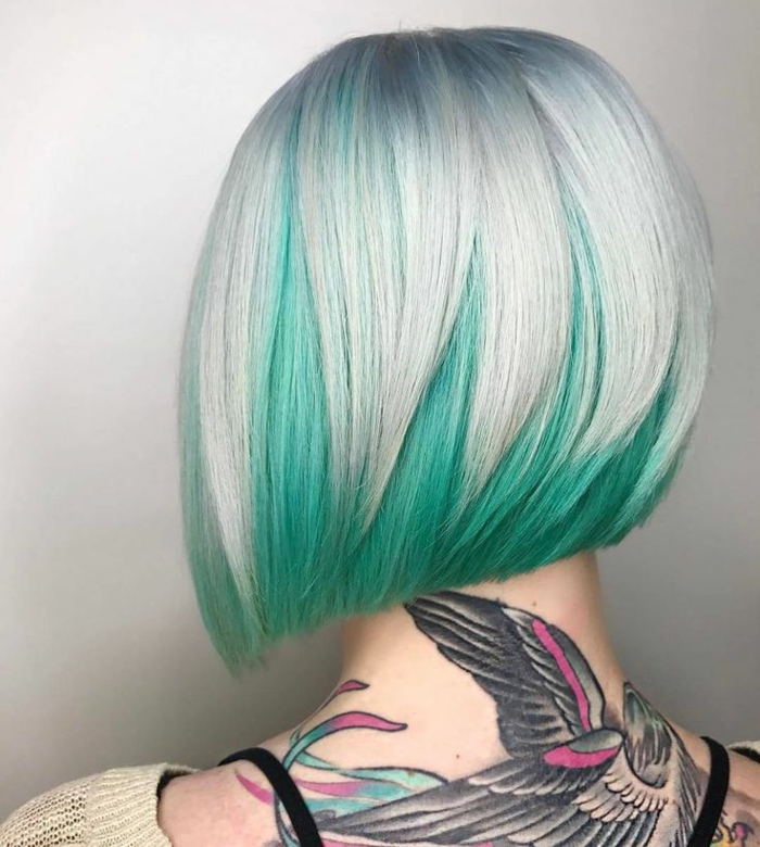 Bobfrisur für mittellange glatte Haare - Aschenblond mit grünen Spitzen, grünes Haar mit aschenblonder Oberseite, Halstattoo mit Vogelmotiv