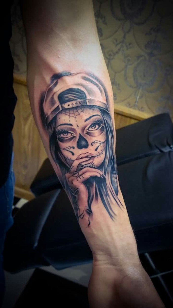la catrina tattoo - eine hand mit einer verstorbenen jungen frau mit einer schwarzen nase und einem hut und einem schwarzen spinnennetz