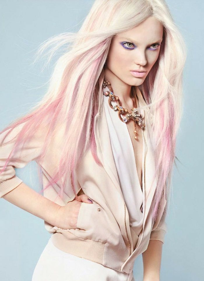 rosa haarfarbe, frau mit langen platinblonden haaren mit rosa strähnen