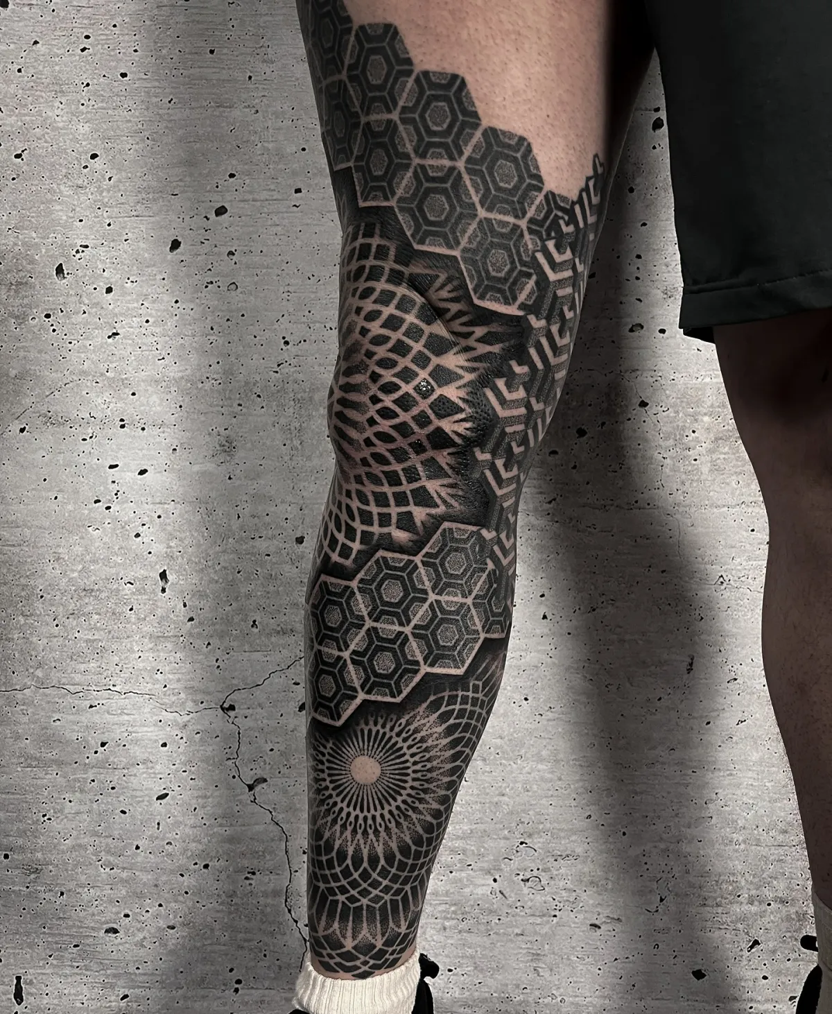 leg sleeve tattoo abstrakt muster mann