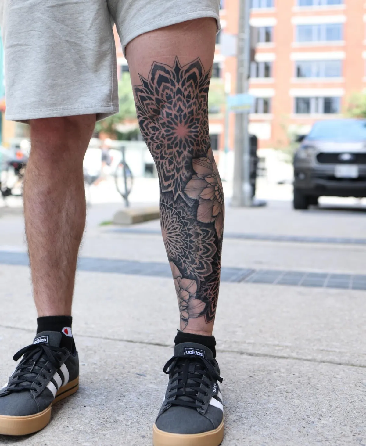 leg sleeve tattoo mann mandala motiv mit blumen