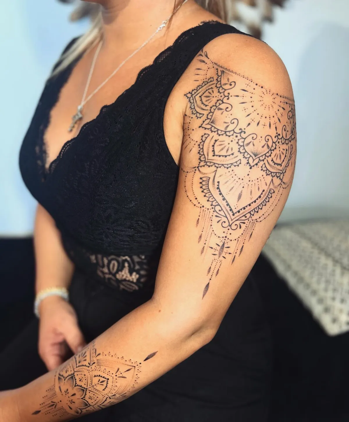 mandala großes detailliertes tattoo am schulter oberarm u