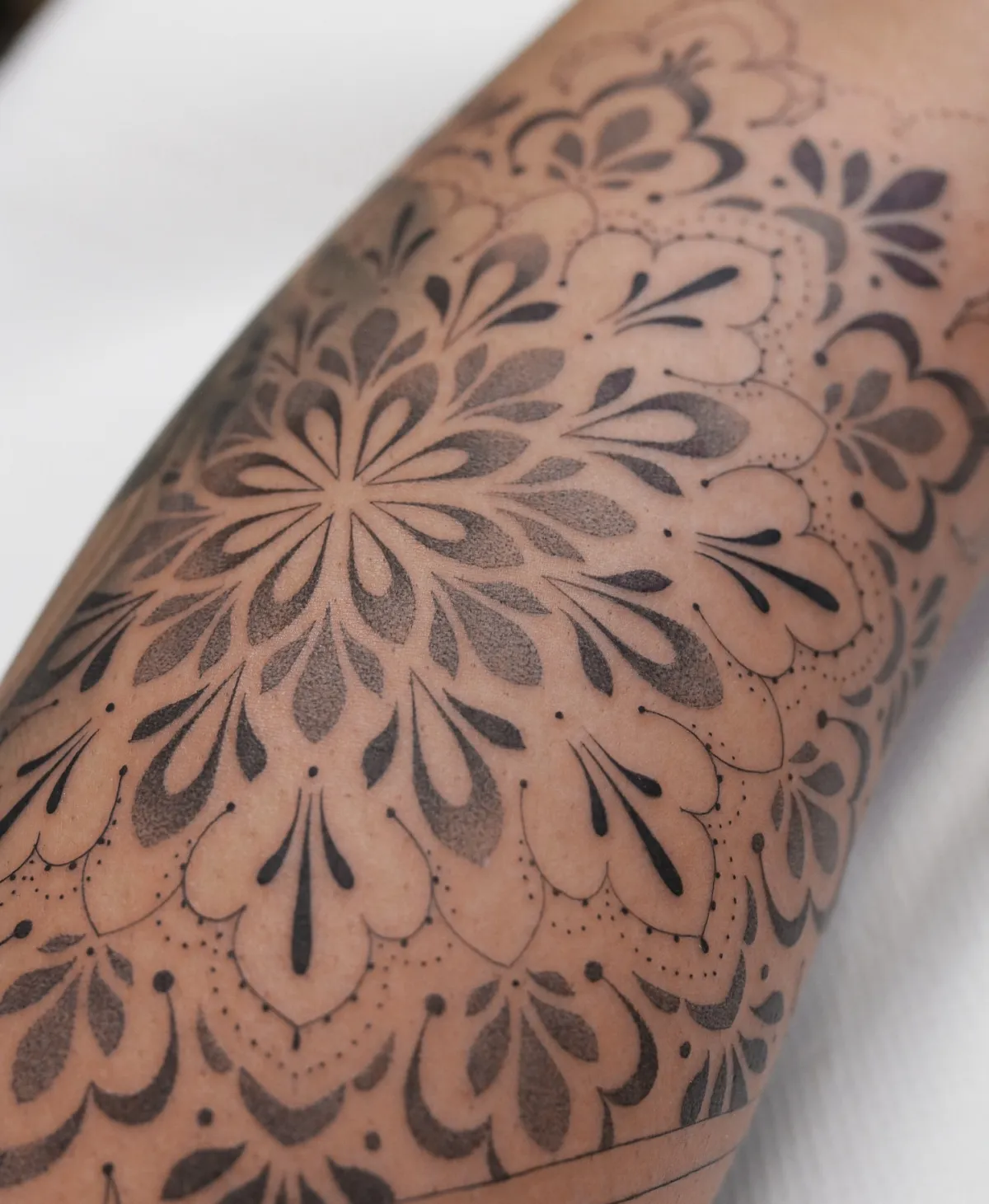 mandala tattoo motiv detailliert feminin