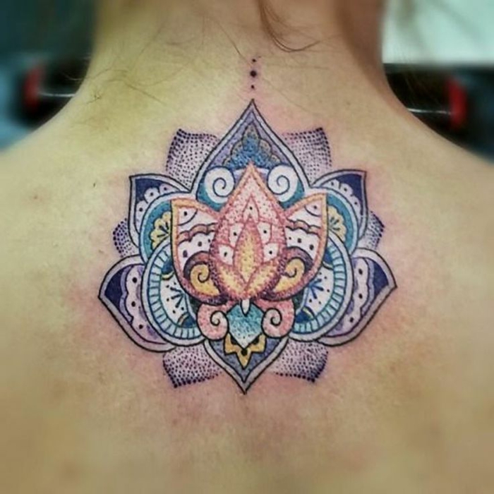 Mini-Rückentattoo mit Mandala, Tätowierung mit Lotusblume, Lotus-Blumenmotiv am Rücken, Tätowierung in Indigoblau, Gelbund Türkisblau