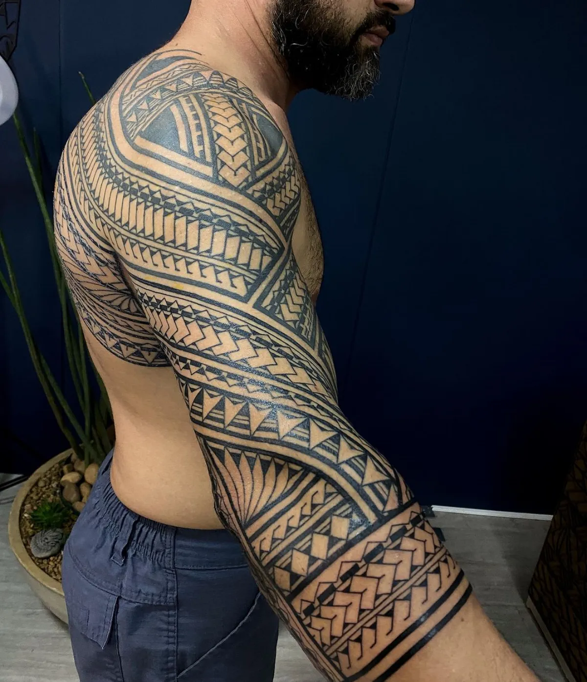 maori full sleeve tattoo arme und rücken mann