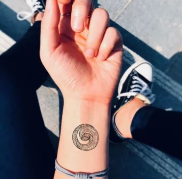 maori tattoo motive koru spirale am handgelenk