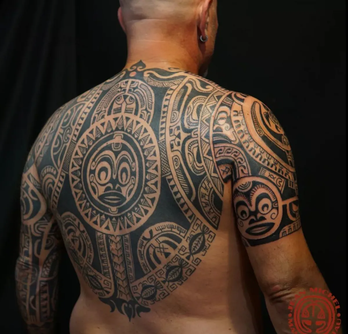 maori tattoo sonne sonnenstrahlen am rücken symbol wiedergeburt