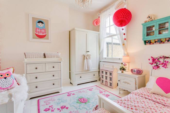 coole möbel ideen matrjoshkapuppe deko ideen teppich auf dem boden eule kissen deko idee weißes zimmer mit rosa akzenten