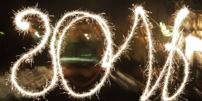 Silvester Sprüche: Neujahrssprüche für 2018, brennende Wunderkerzen in der Nacht