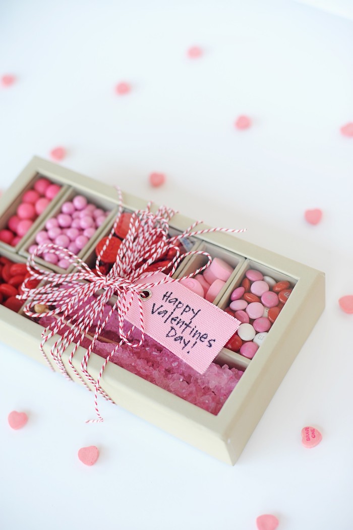 Schachteln basteln - eine rosa Schachtel mit Süßigkeiten und eine Tabelle mit Glückwünschen