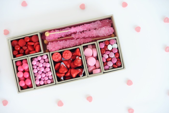 Schachtel basteln - Valentine Schachtel mit rosa Süßigkeiten in kleinen Abteilungen