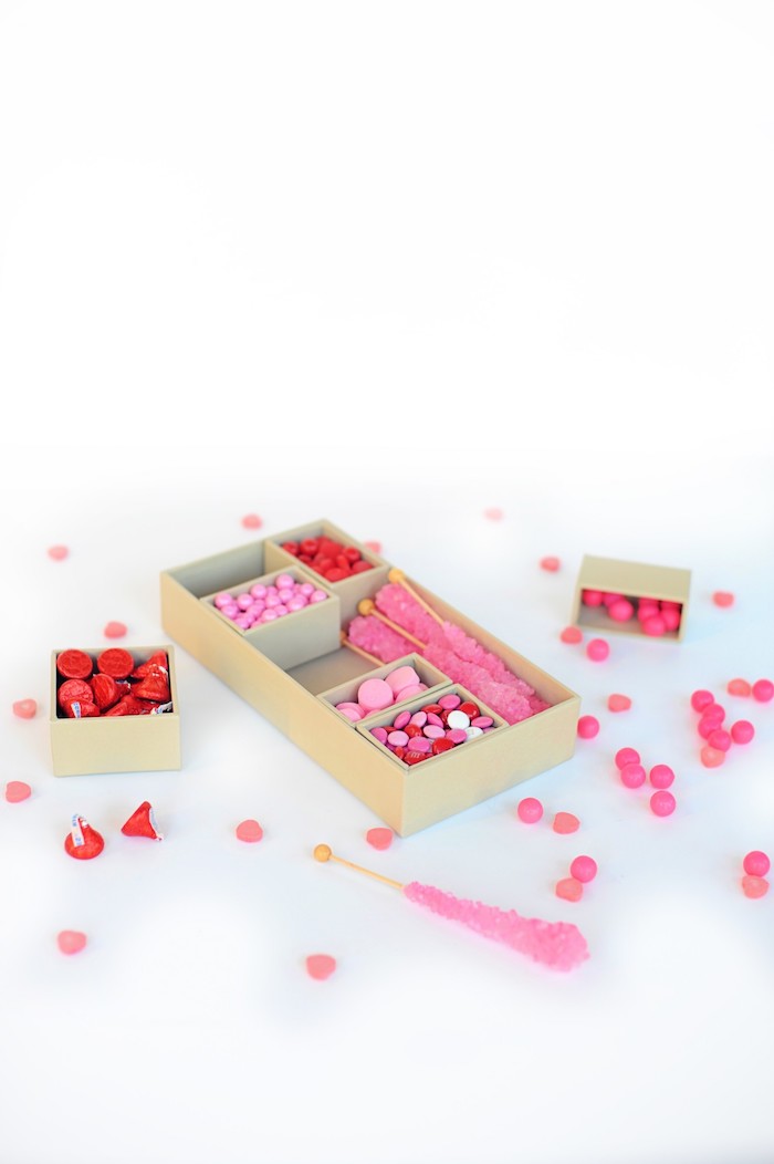 Schachteln basteln - rosa Bonbons, mit denen die Schachtel füllen können