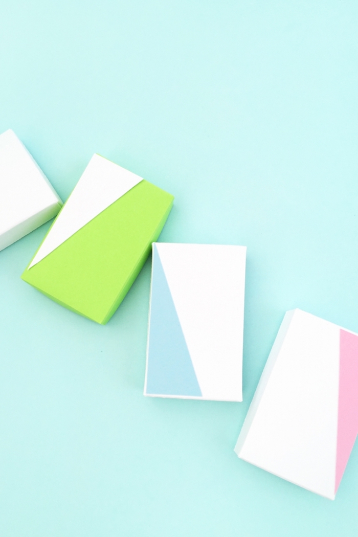 Schachteln basteln - rechteckige Schachteln in zwei Farben mit geometrischen Figuren versehen