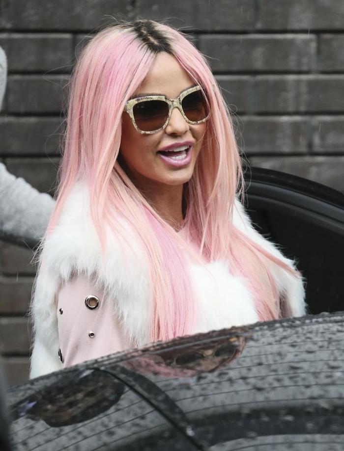 pastell rosa haarfarbe, lange rosafarbene haare mit schwarzem ansatz