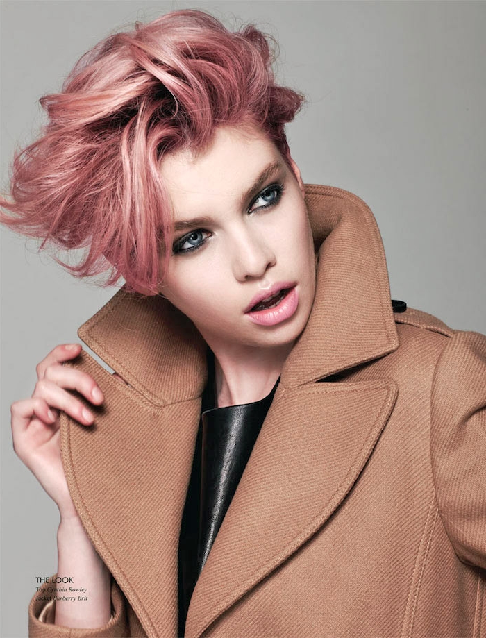 pastell rosa haarfarbe, frau mit braunem mantel und kurzen rosafarbenen haaren