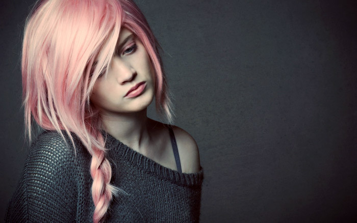 pastell rosa haarfarbe, lässige flechtfrisur mit großem zopf, trendige haarfarben