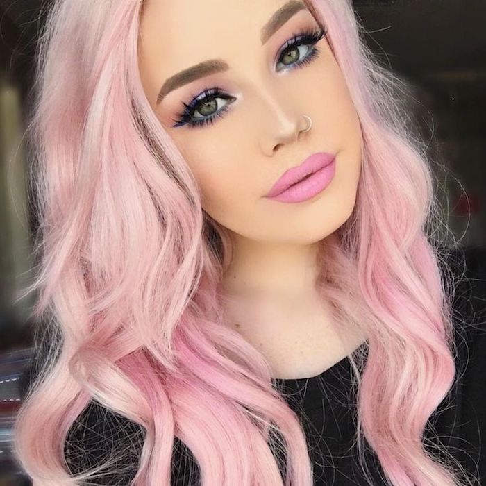 pastell rosa haarfarbe, rosa make-up, mittellange lockige haare