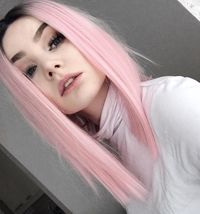 pastell rosa haarfarbe, mittellange glatte rosa-blonde haare mit schwarzem ansatz