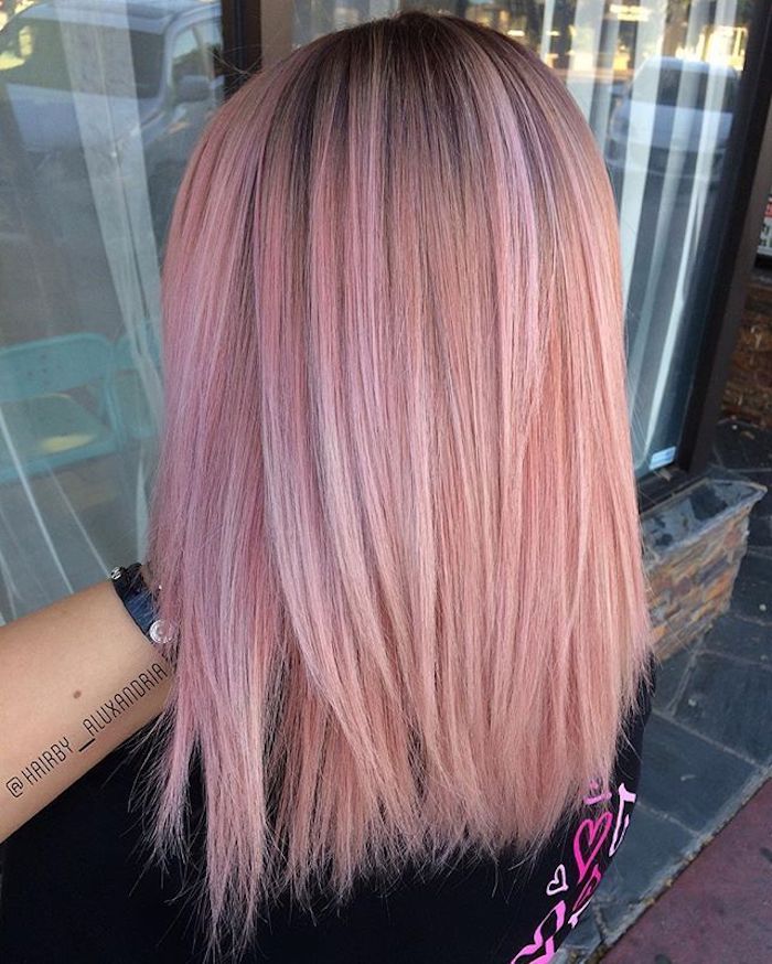 pastel haare, mittellange glatte haare in rosa mit hellrosa highlights